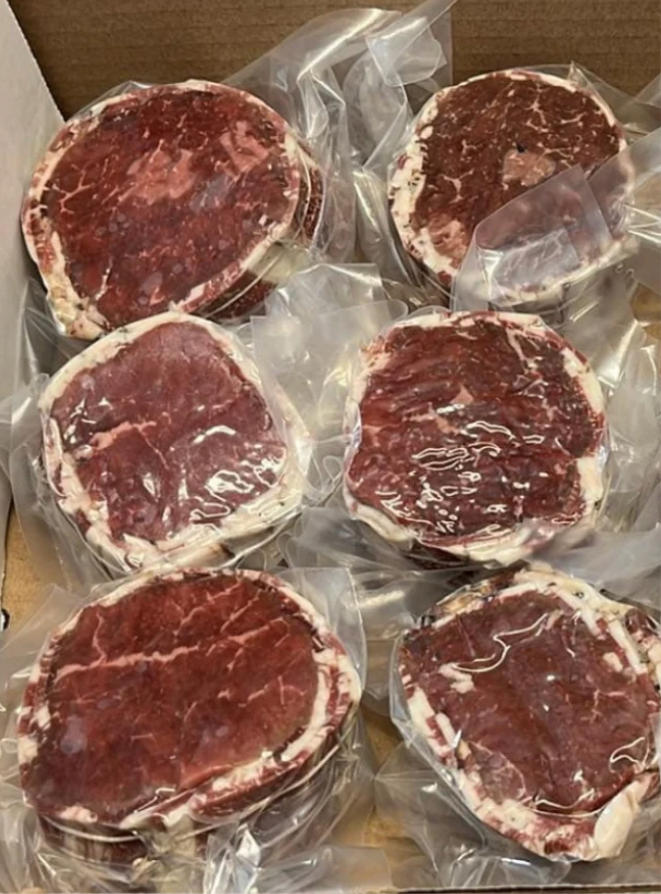 Boîte de médaillons de bœuf Wagyu du Québec enrobés de bacon Wagyu – 2 kg | Livraison à Montréal et Québec